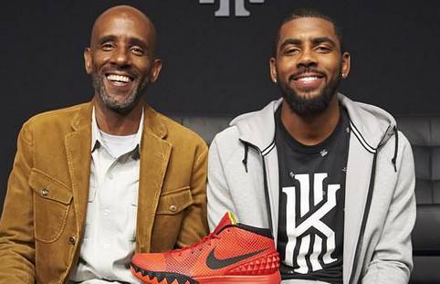 韦斯利-福法纳：埃斯特旺像队中的小宝宝，我们都在帮他适应（韦斯利·福法纳：埃斯特旺像队里最小的孩子，大家正帮他尽快融入）