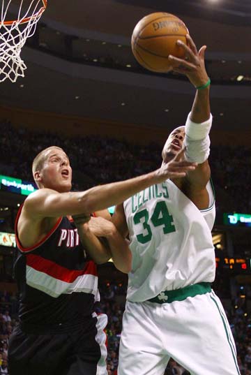 普利希奇：魔笛确实送了手机；看年轻队友表演会让我尬穿地心（普利希奇：魔笛真的送手机；看小队友才艺我恨不得钻地缝）