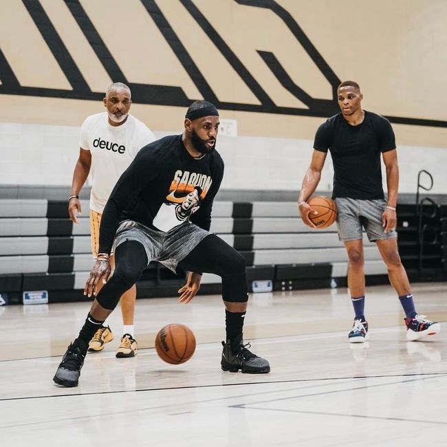 年轻人太着急！爱德华兹突破造犯规没给 随后疯狂大跳大叫要犯规（未吹犯规！爱德华兹突破后连跳连喊索判，年轻人太心急）