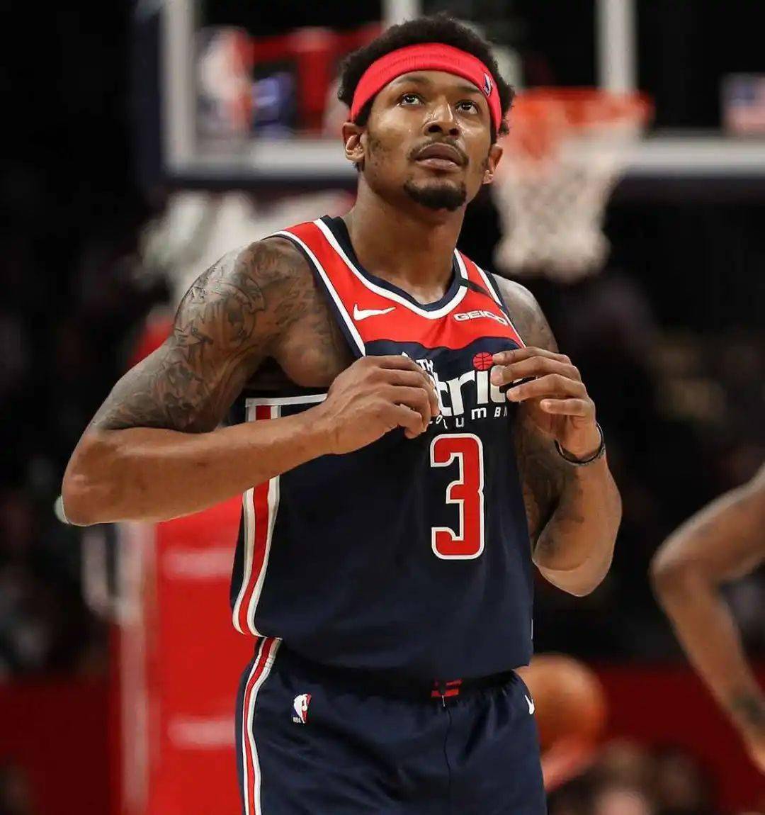 下半场投得还可以！乔治15中5拿到15分12板5助（下半场手感尚可，乔治15投5中拿下15分12篮板5助攻）